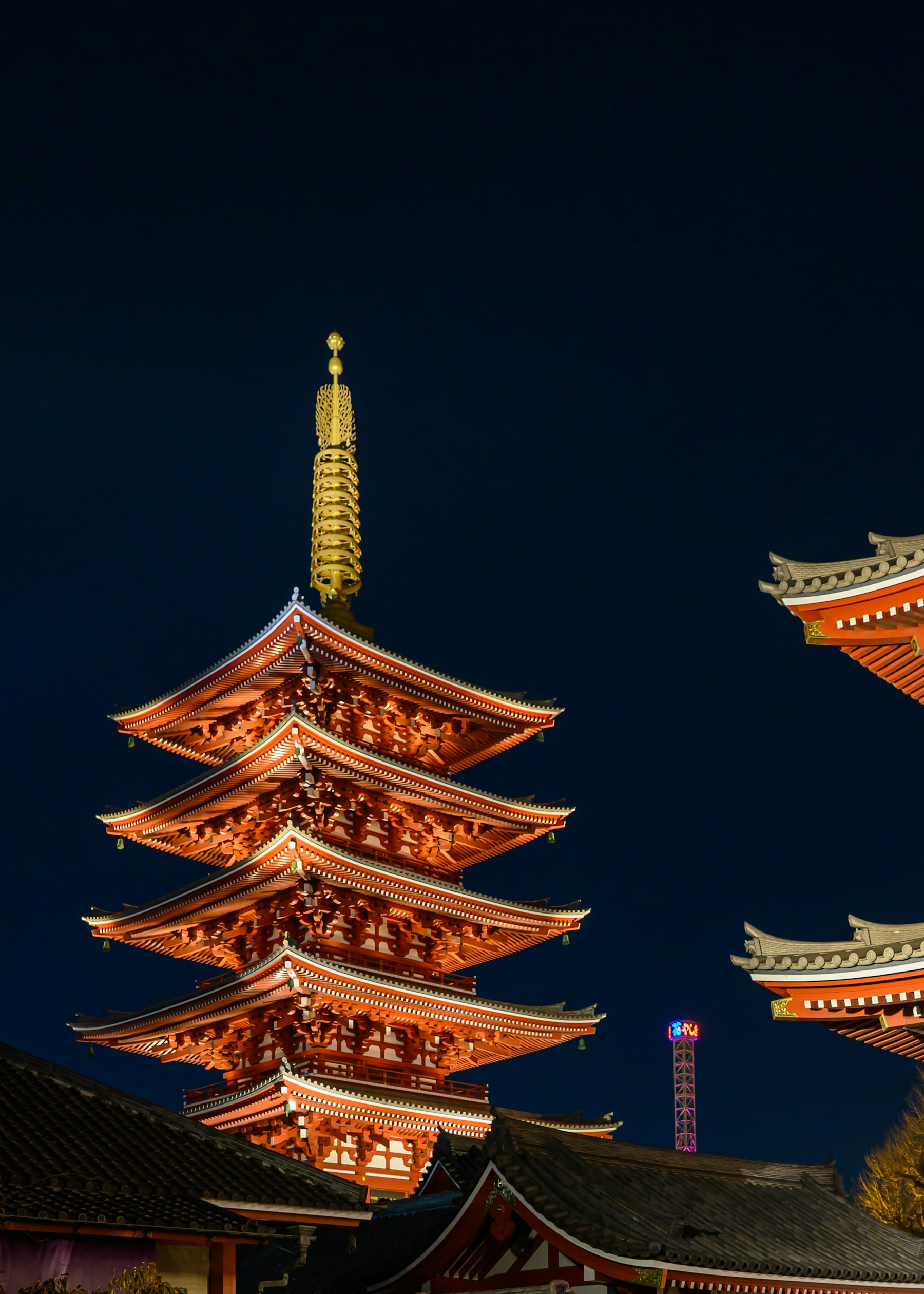 Pagoda de Senso-ji iluminada por la noche